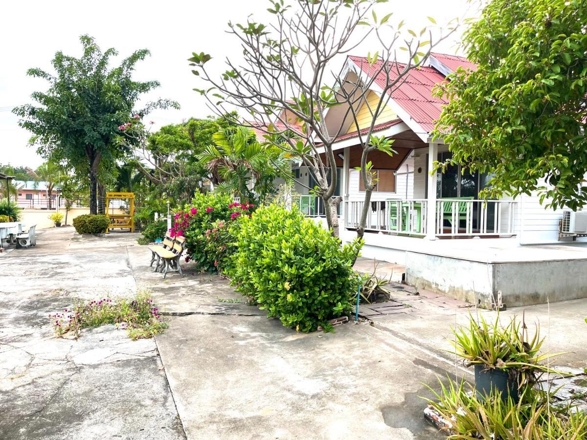 Insook Ko Larn Resort Buitenkant foto