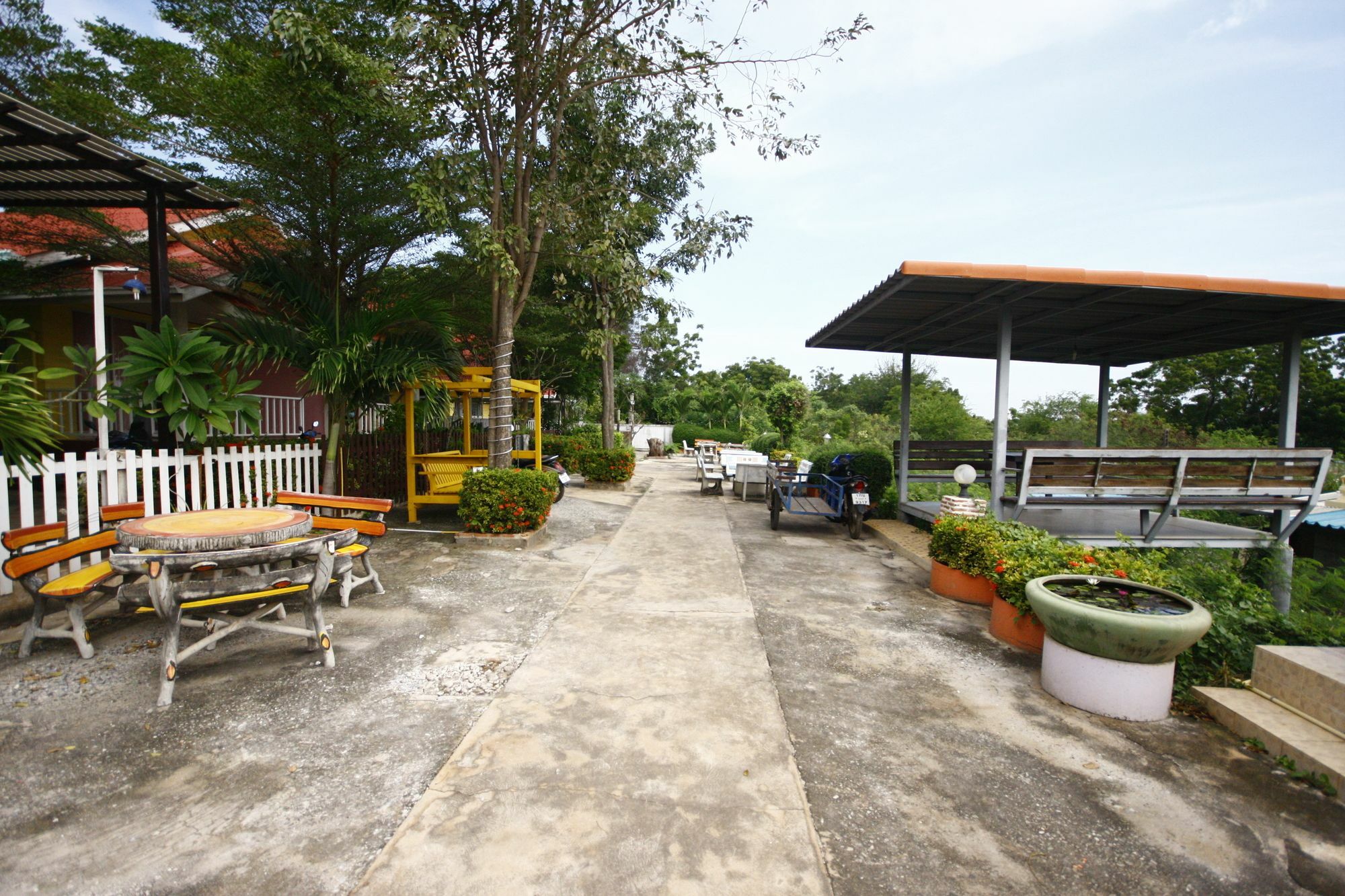 Insook Ko Larn Resort Buitenkant foto